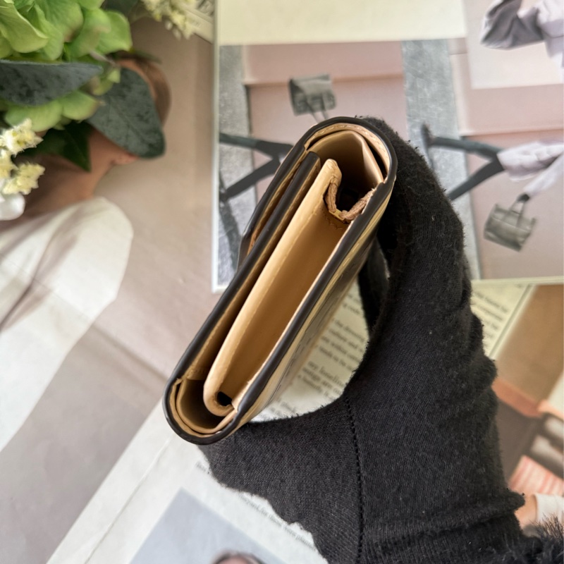 GG Logo 牛皮壓紋釦式三折短夾(淺米色)-4