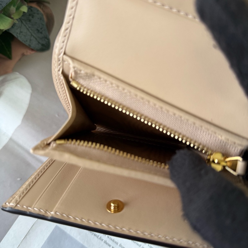 GG Logo 牛皮壓紋釦式三折短夾(淺米色)-7