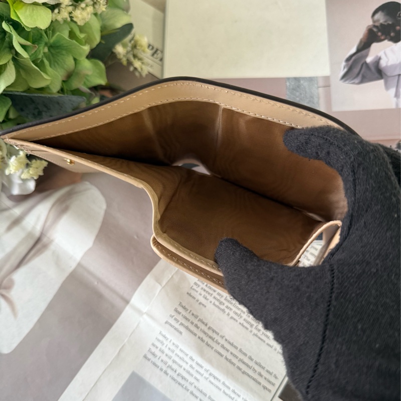 GG Logo 牛皮壓紋釦式三折短夾(淺米色)-8