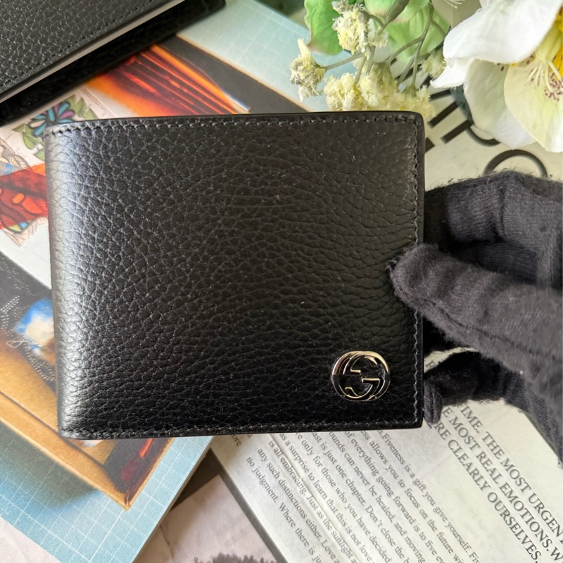 金屬縫線雙G Logo 牛皮6卡短夾(黑色)-1