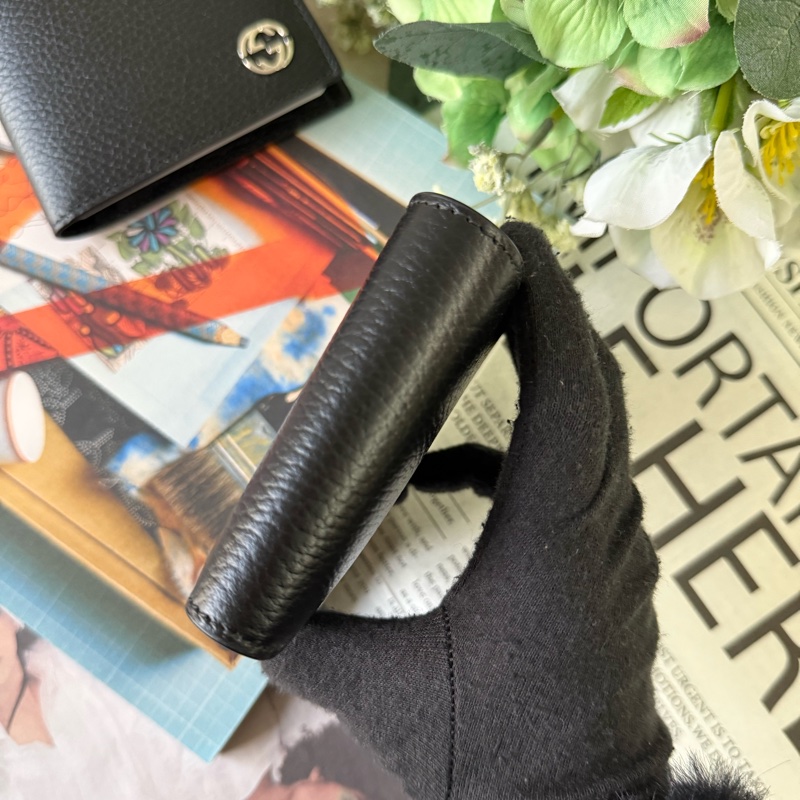 金屬縫線雙G Logo 牛皮6卡短夾(黑色)-2