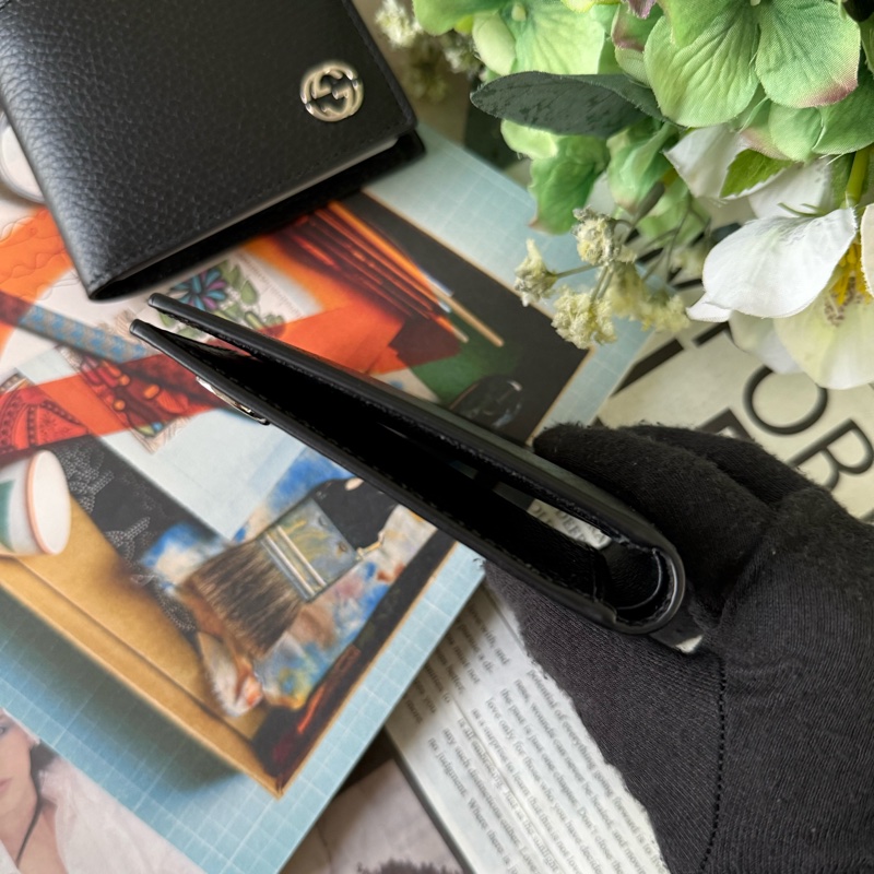 金屬縫線雙G Logo 牛皮6卡短夾(黑色)-4