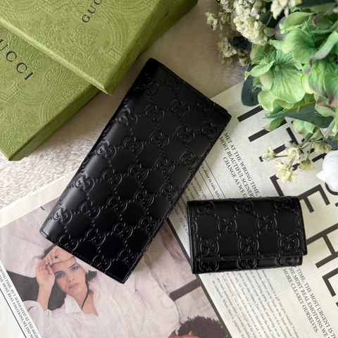 GG Logo 滿版壓印牛皮6孔鑰匙包(黑色)