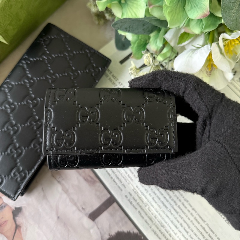 GG Logo 滿版壓印牛皮6孔鑰匙包(黑色)-1