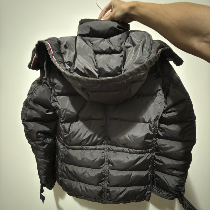 MONCLER 經典四口袋 M65 羽絨外套(可拆式連帽羽絨衣)-1