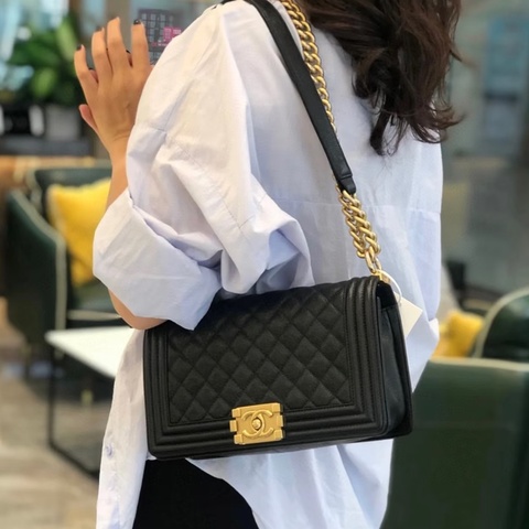 CHANEL黑金荔枝牛皮BOY側背包/A67086