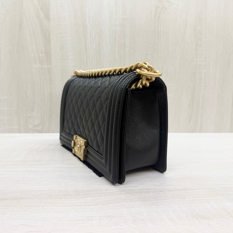 CHANEL黑金荔枝牛皮BOY側背包/A67086-4