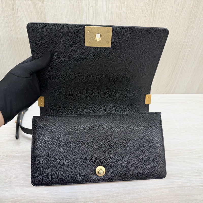 CHANEL黑金荔枝牛皮BOY側背包/A67086-10