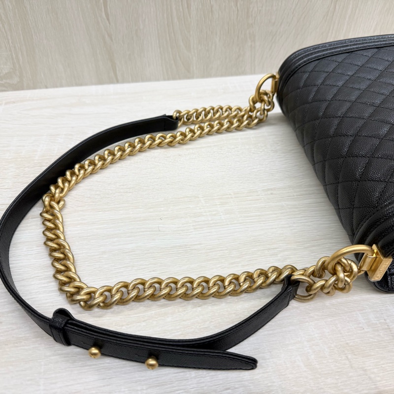 CHANEL黑金荔枝牛皮BOY側背包/A67086-13