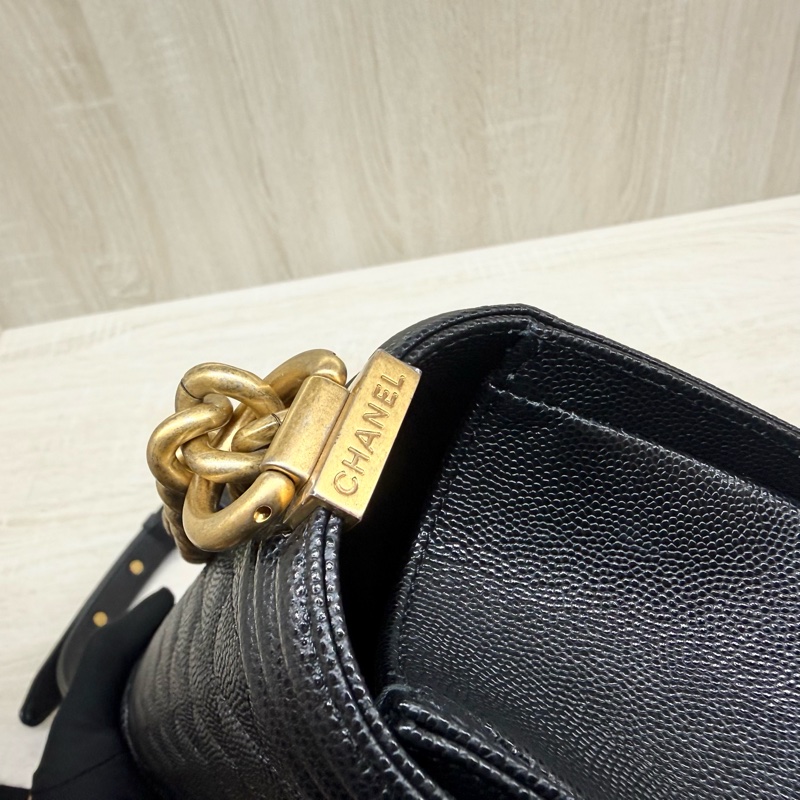 CHANEL黑金荔枝牛皮BOY側背包/A67086-15