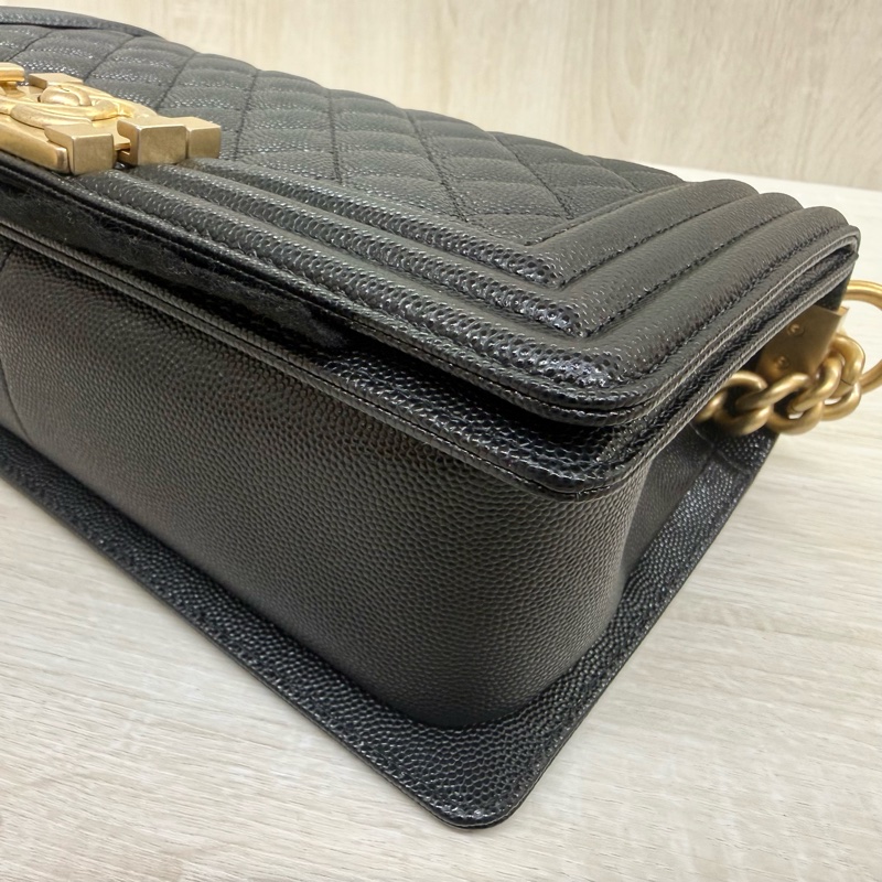 CHANEL黑金荔枝牛皮BOY側背包/A67086-17