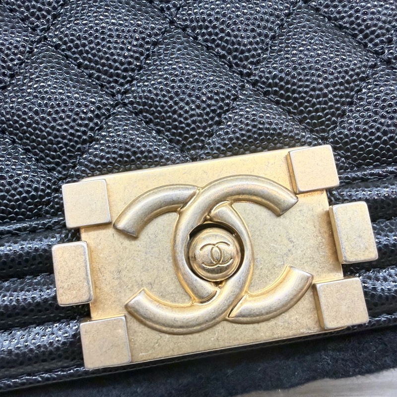 CHANEL黑金荔枝牛皮BOY側背包/A67086-21