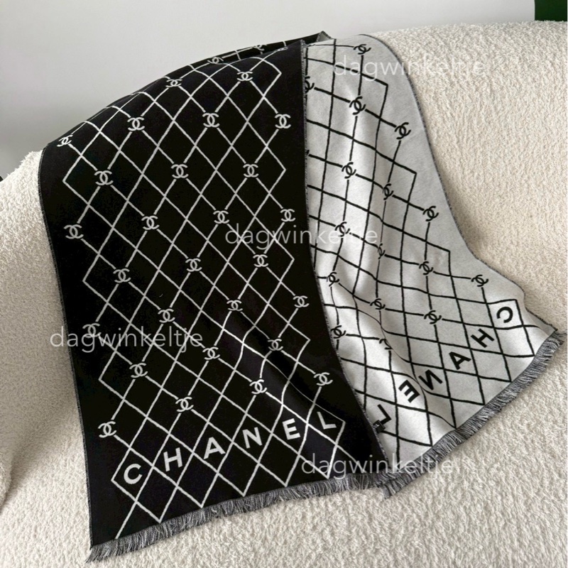 ｛ 現貨 ｝ 香奈兒26P格菱紋黑白雙面圍巾-0