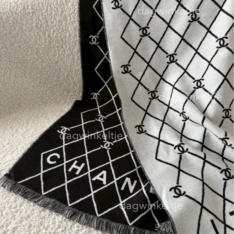 ｛ 現貨 ｝ 香奈兒26P格菱紋黑白雙面圍巾-1