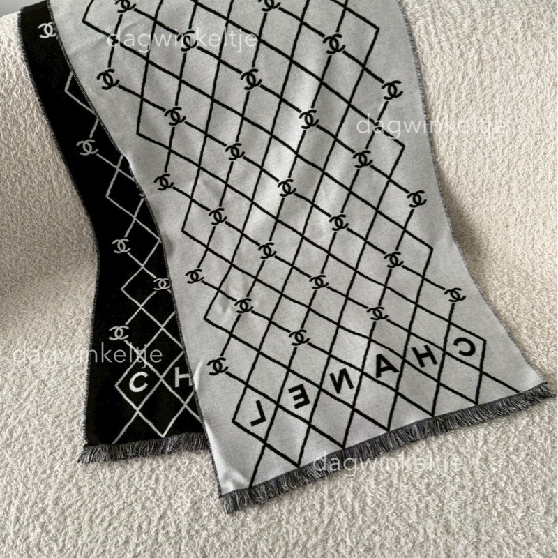 ｛ 現貨 ｝ 香奈兒26P格菱紋黑白雙面圍巾-2