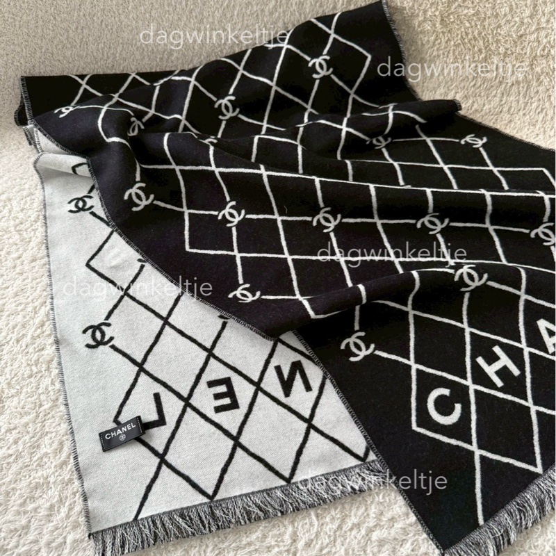 ｛ 現貨 ｝ 香奈兒26P格菱紋黑白雙面圍巾-4