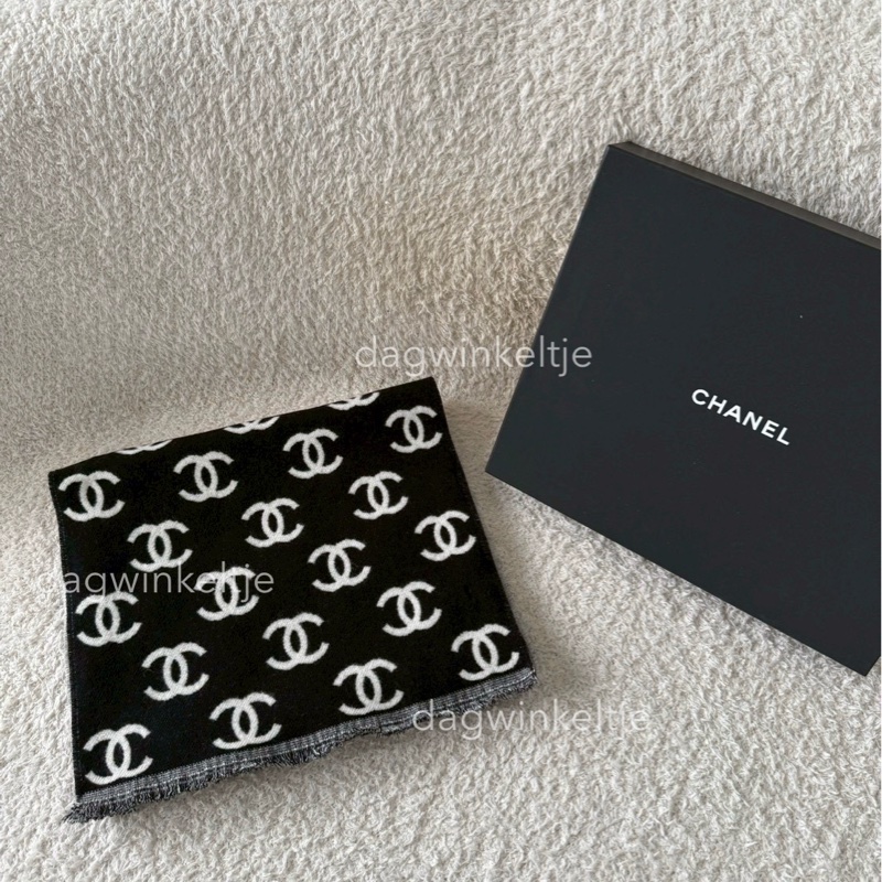 { 現貨 } 香奈兒經典黑白logo雙面圍巾-1