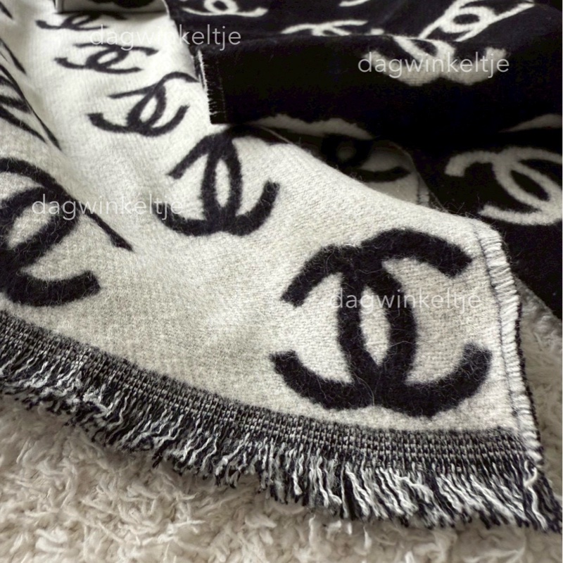 { 現貨 } 香奈兒經典黑白logo雙面圍巾-3