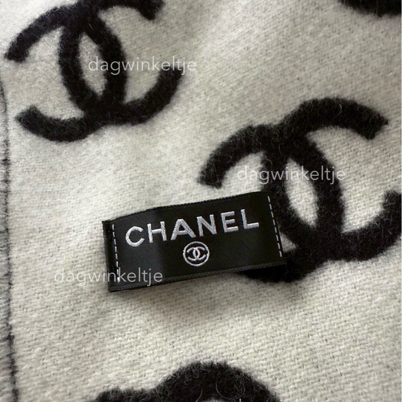 { 現貨 } 香奈兒經典黑白logo雙面圍巾-4