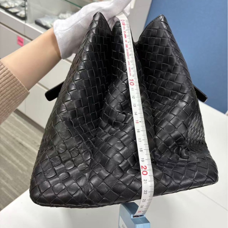 「JL精品代購」bottega veneta BV黑色羊皮編織手提通勤托特包-24