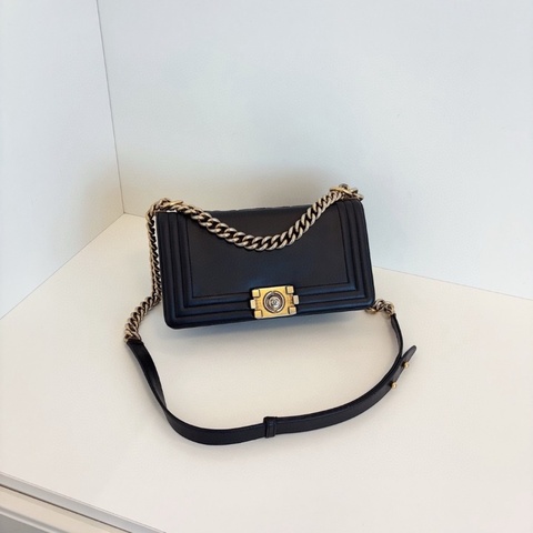 Chanel Leboy 黑金 牛皮 浮雕字母logo 中號  25*14*6 98新配件塵袋