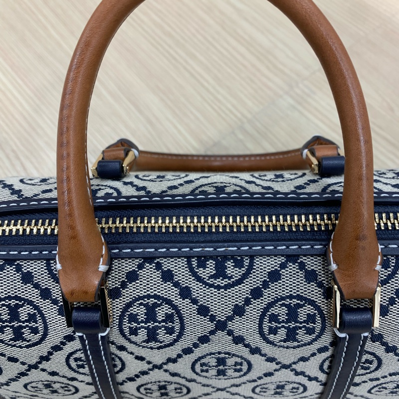 Tory Burch T-Monogram 迷你波士頓/酒桶包-12