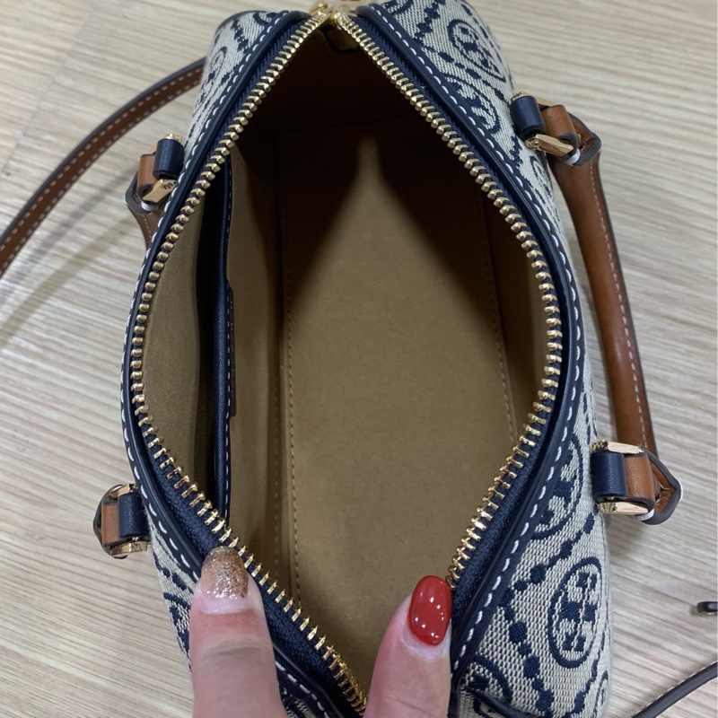Tory Burch T-Monogram 迷你波士頓/酒桶包-14