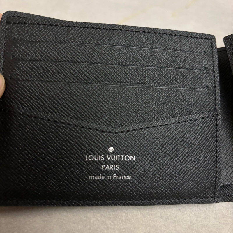 Lv男短夾 8卡-3