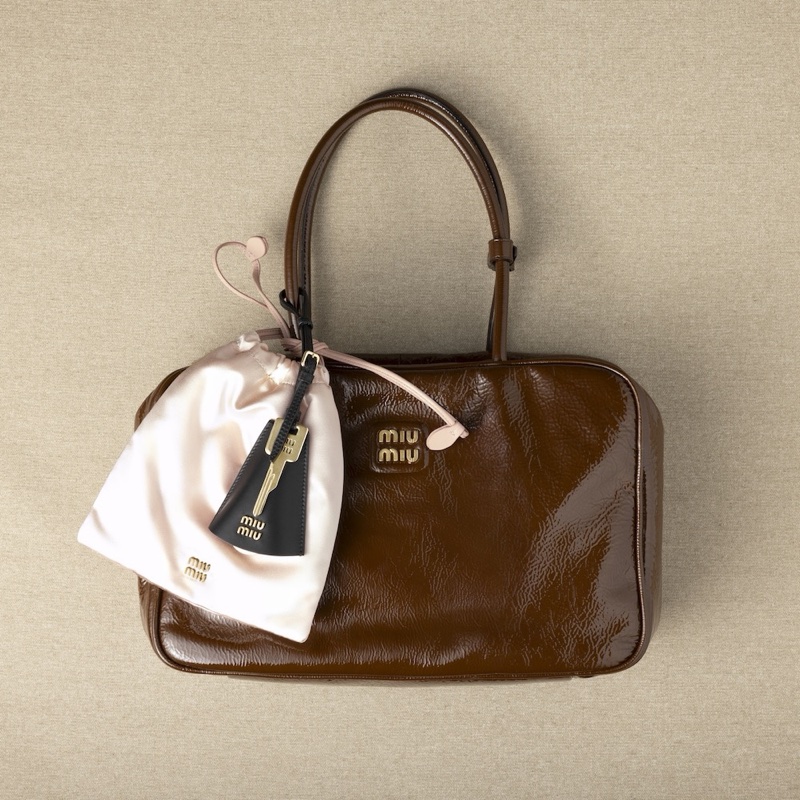 Miu Miu 女士 抽繩手拿包均碼碼常規、21cm*18cm-4