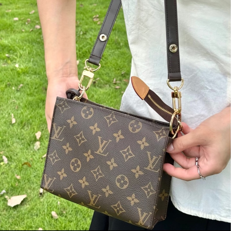 【大爆款❗️經典款式✨全網最低價】LV 19cm 洗漱包｜單肩包～斜背包-0