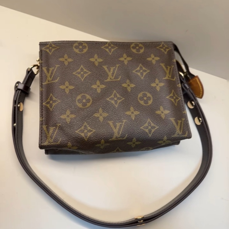 【大爆款❗️經典款式✨全網最低價】LV 19cm 洗漱包｜單肩包～斜背包-4