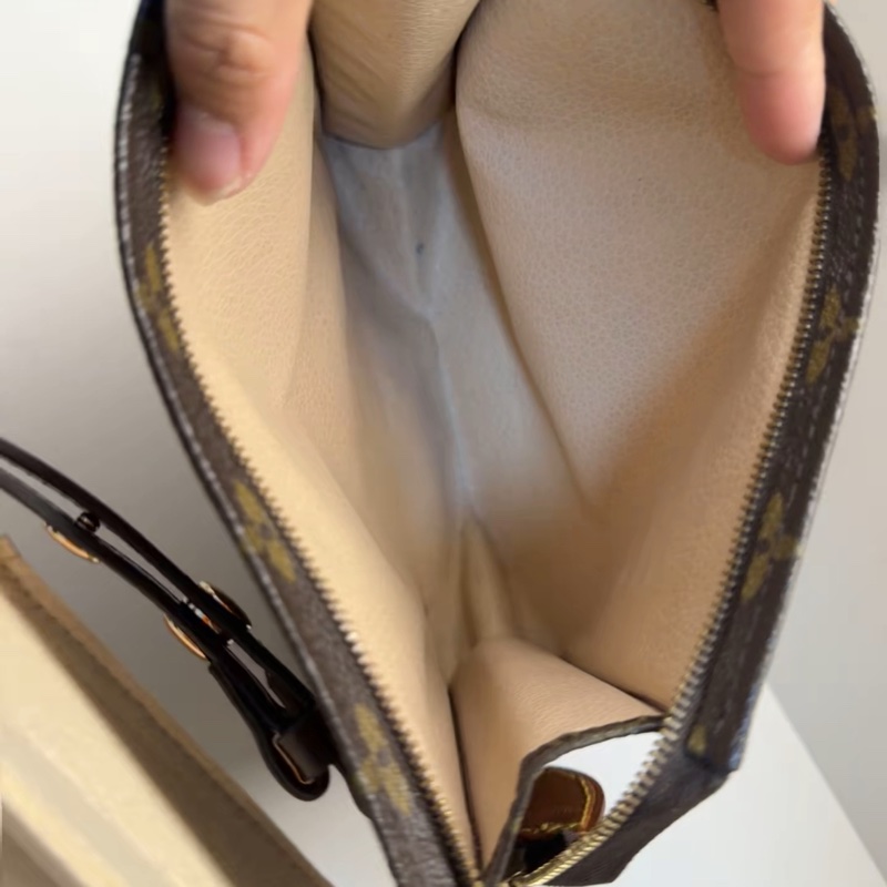 【大爆款❗️經典款式✨全網最低價】LV 19cm 洗漱包｜單肩包～斜背包-8