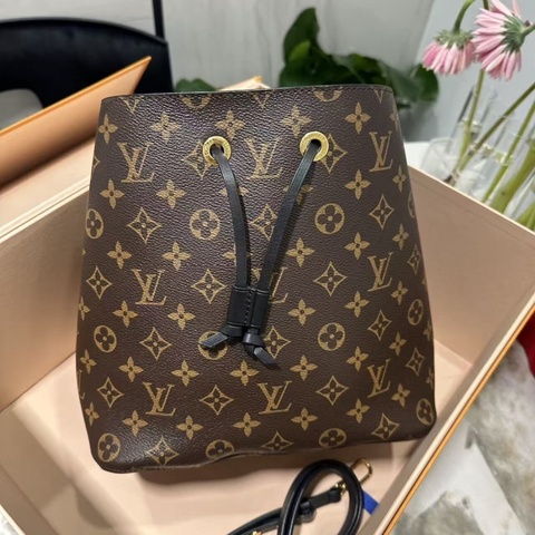 【經典款式✨全網最低價】LV 老花拼黑色抽繩水桶包