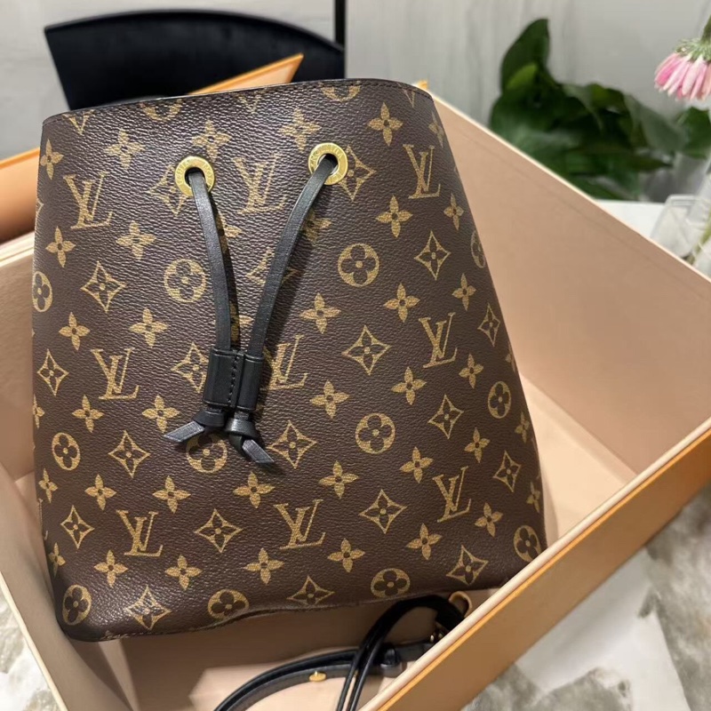 【經典款式✨全網最低價】LV 老花拼黑色抽繩水桶包-1