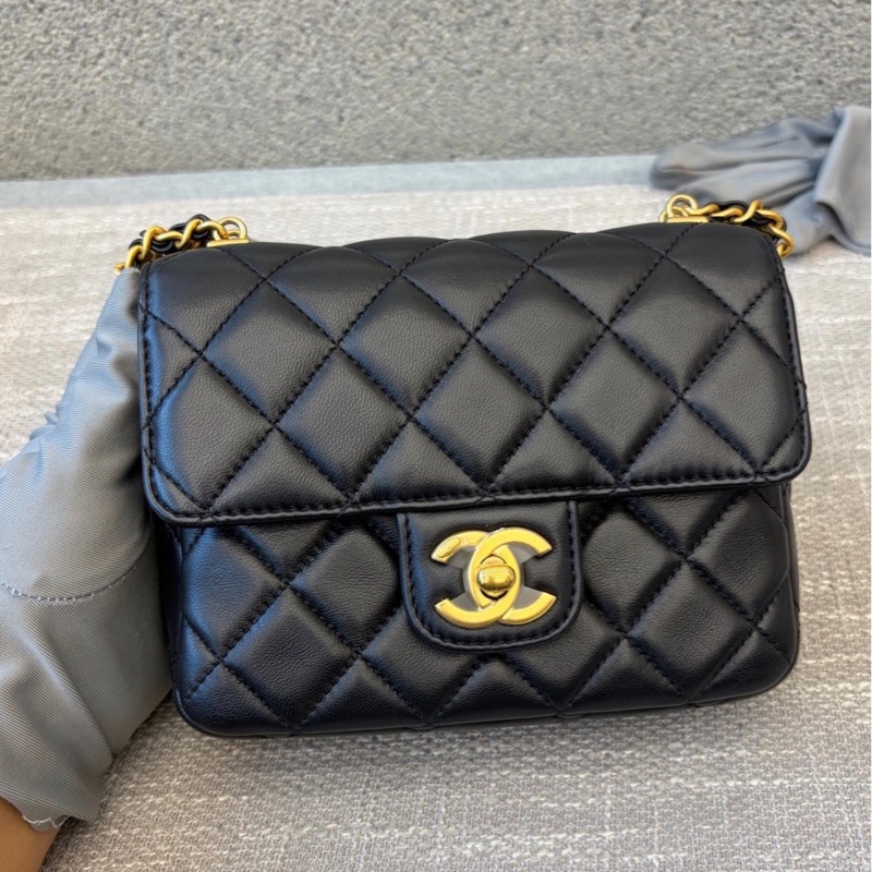【99新 ✨ 全網最甜價!】特價 Chanel香奈兒22B琺瑯肩帶方胖子 黑金羊皮 晶片新款 (下單前先詢問庫存❗️)-0