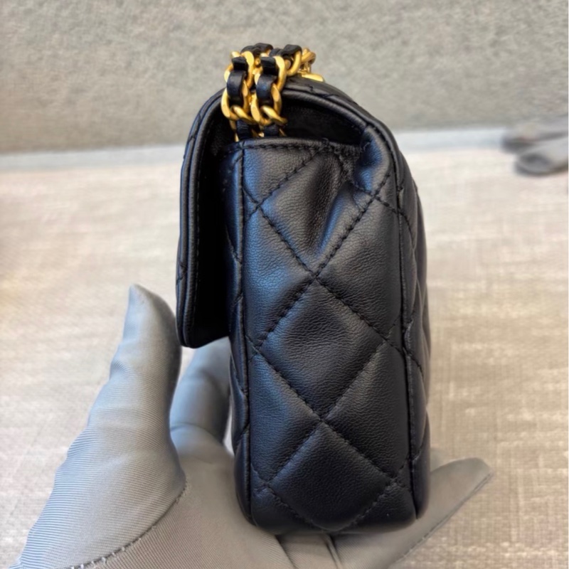 【99新 ✨ 全網最甜價！】特價 Chanel香奈兒22B琺瑯肩帶方胖子 黑金羊皮 晶片新款 （下單前先詢問庫存❗️）-7
