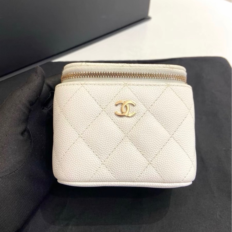 【97新 ✨ 全網最低價!】Chanel香奈兒 白色金扣 荔枝牛皮 化妝盒 方盒子 有鏡子(下單前先詢問庫存❗️)-1