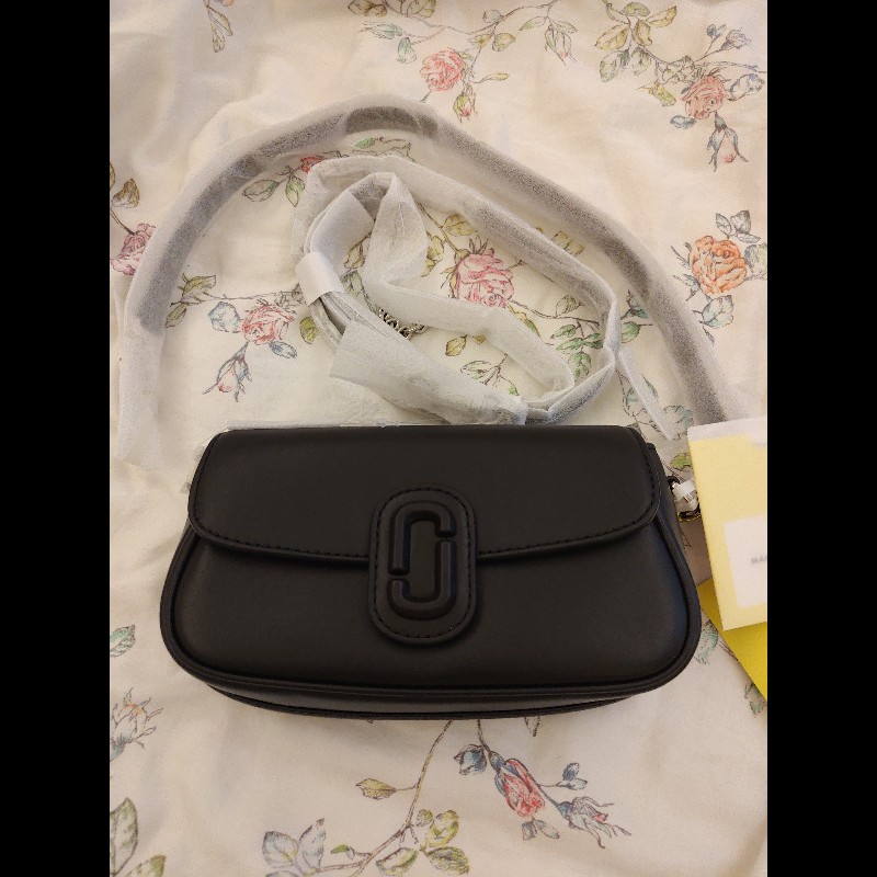 MARC JACOBS 素面翻蓋側背包（黑）-0