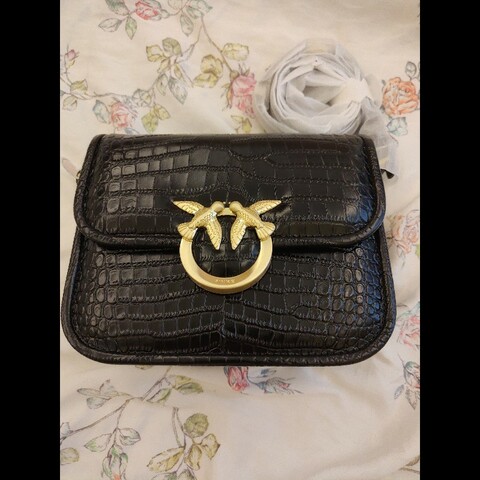 PINKO 鱷魚壓紋掀蓋側背包（黑金）