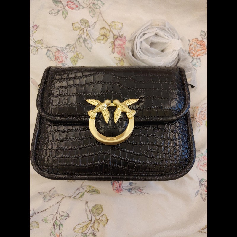 PINKO 鱷魚壓紋掀蓋側背包（黑金）-0