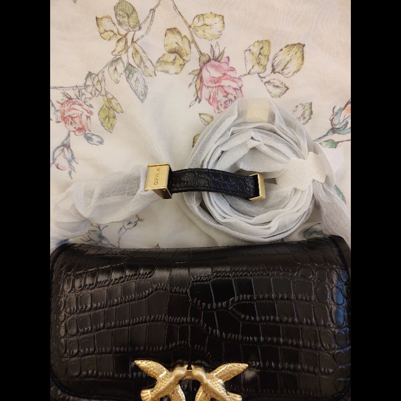 PINKO 鱷魚壓紋掀蓋側背包（黑金）-1