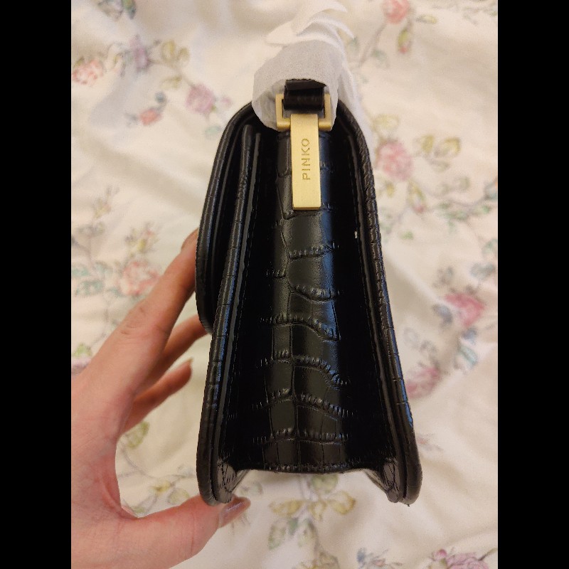 PINKO 鱷魚壓紋掀蓋側背包（黑金）-2