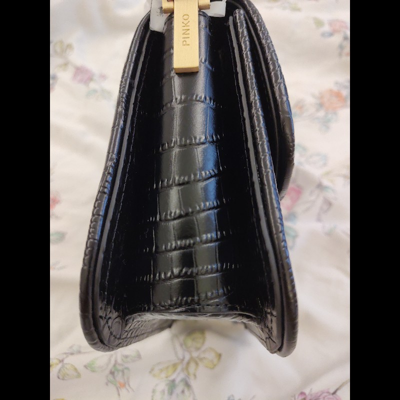 PINKO 鱷魚壓紋掀蓋側背包（黑金）-3