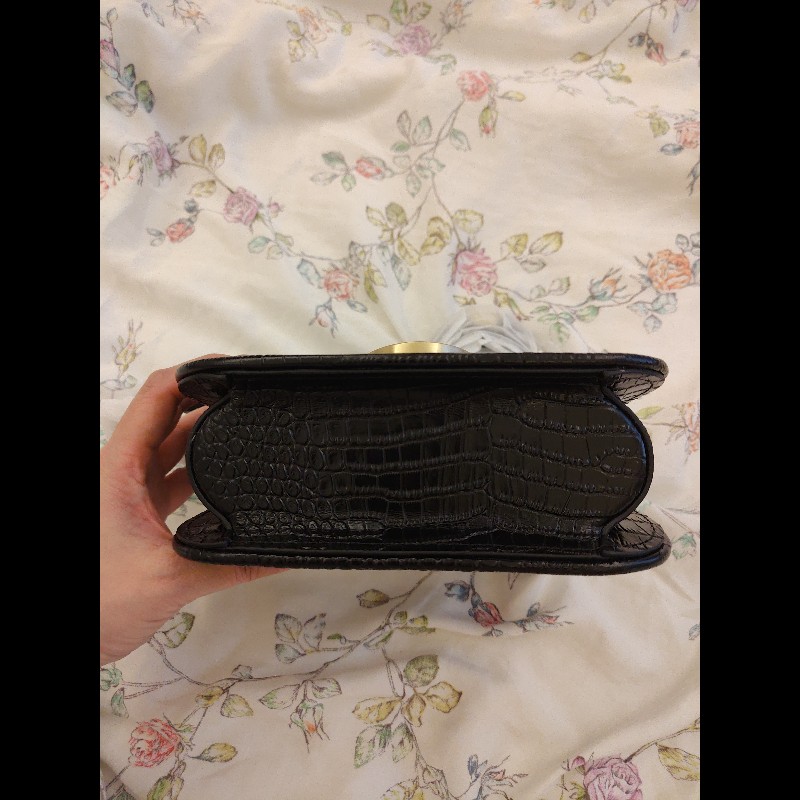 PINKO 鱷魚壓紋掀蓋側背包（黑金）-4