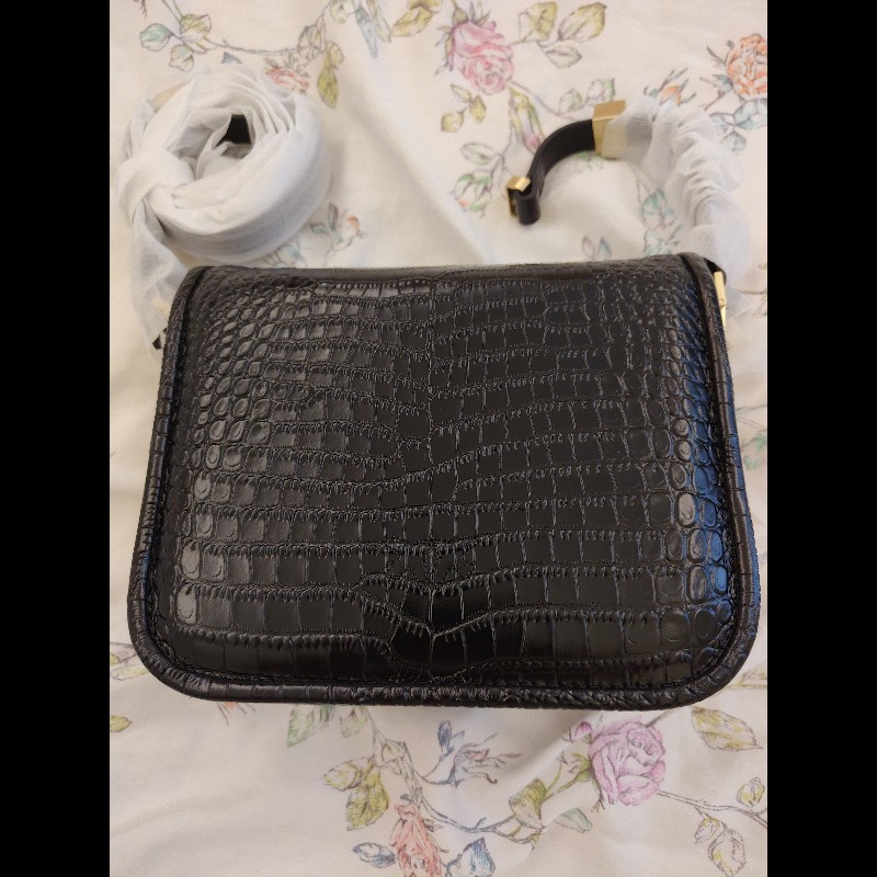 PINKO 鱷魚壓紋掀蓋側背包（黑金）-5