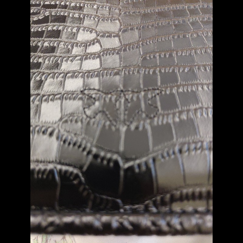 PINKO 鱷魚壓紋掀蓋側背包（黑金）-6