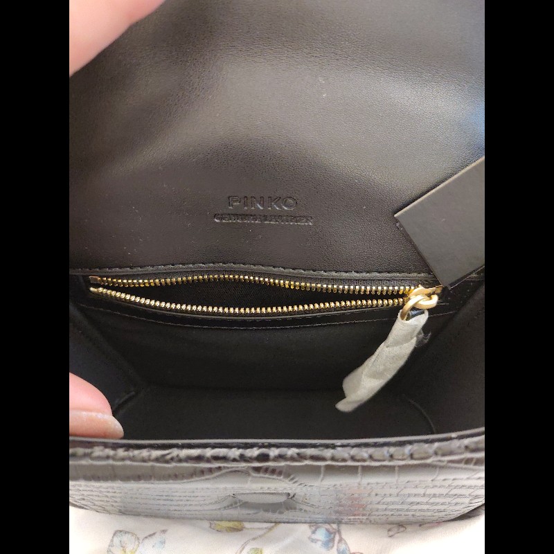 PINKO 鱷魚壓紋掀蓋側背包（黑金）-7