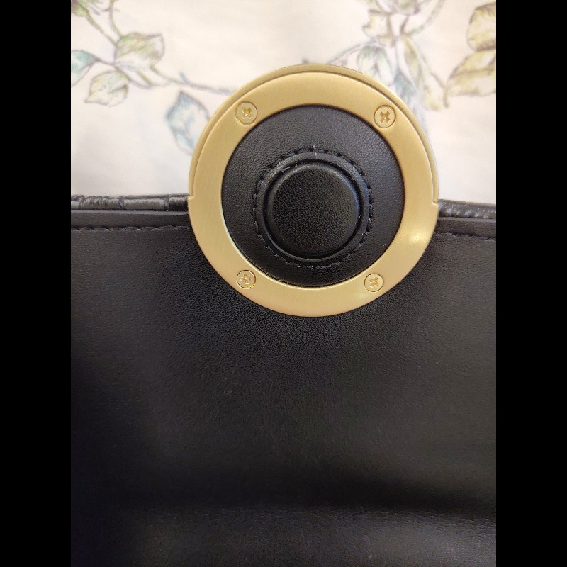 PINKO 鱷魚壓紋掀蓋側背包（黑金）-8