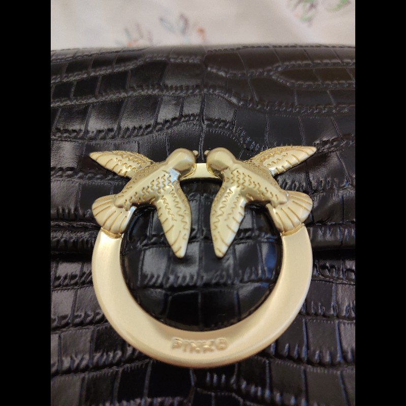 PINKO 鱷魚壓紋掀蓋側背包（黑金）-9