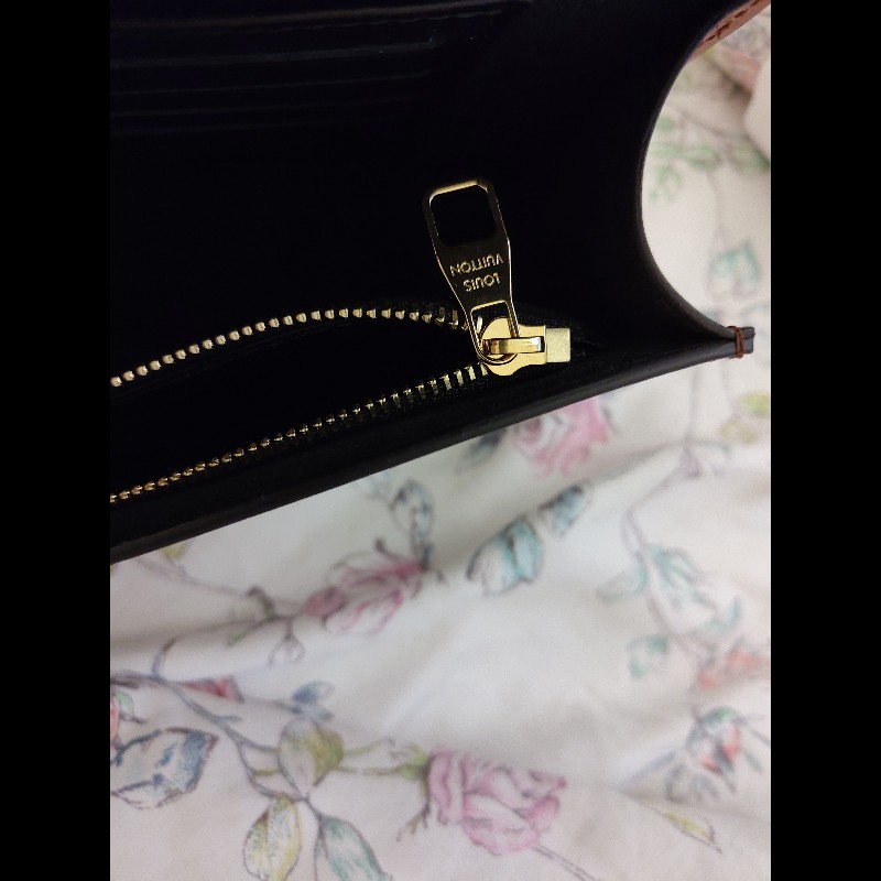 LV M68746

Dauphine鏈條包-6